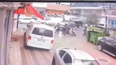 Emin YEŞİL/İSTANBUL, (DHA) - SULTANGAZİ’de ara sokağa dönüş yapan hafif