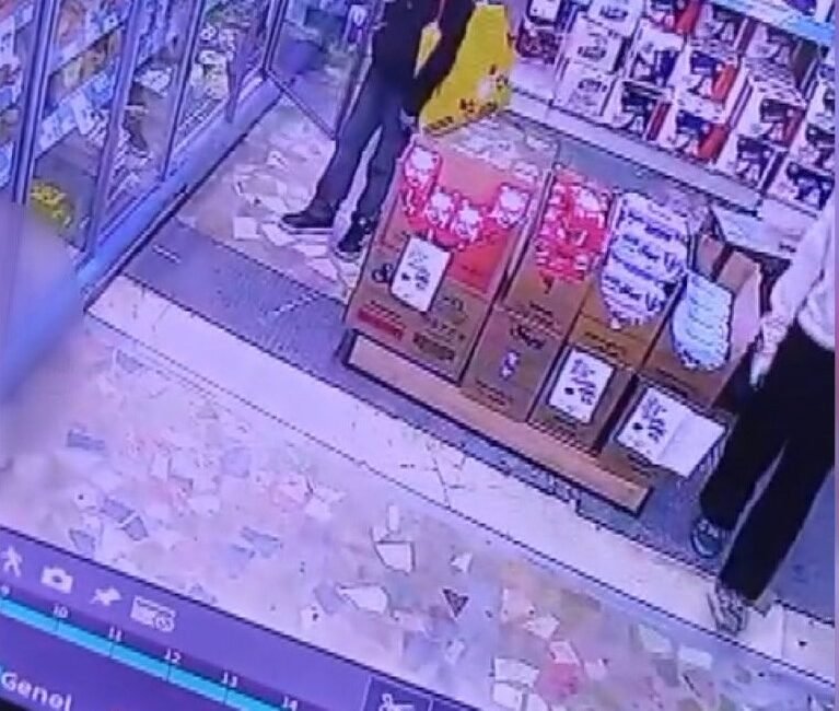 Emin YEŞİL / İSTANBUL (DHA) – SULTANGAZİ’de markete giren iki