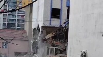 Baran AKKAYA-Emin YEŞİL/İSTANBUL,(DHA)-SULTANGAZİ’de kentsel dönüşüm projesi kapsamında 5 katlı apartman