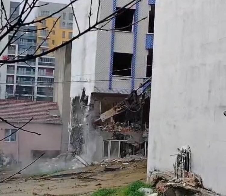 İstanbul – Sultangazi’de kentsel dönüşüm kapsamında apartman yıkıldı; yandaki binada hasar oluştu Baran AKKAYA-Emin YEŞİL/İSTANBUL,(DHA)-SULTANGAZİ’de kentsel dönüşüm projesi kapsamında 5 katlı apartman
