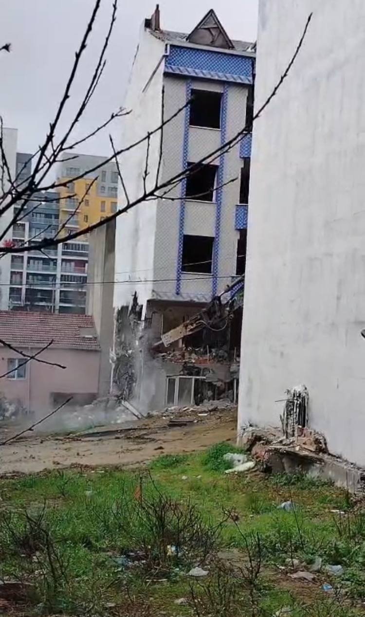 Baran AKKAYA-Emin YEŞİL/İSTANBUL,(DHA)-SULTANGAZİ’de kentsel dönüşüm projesi kapsamında 5 katlı apartman