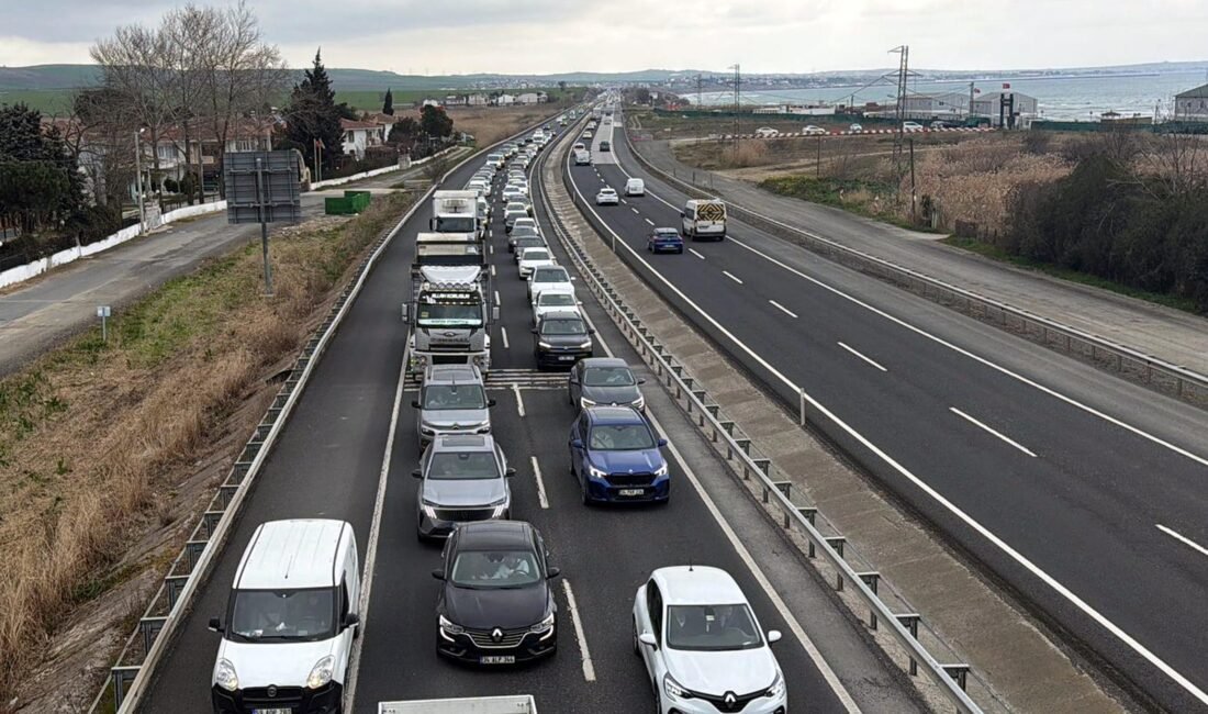 Mehmet YİRUN-Mehmetcan ARSLAN/TEKİRDAĞ, (DHA)-RAMAZAN Bayramı tatili nedeniyle İstanbul-Tekirdağ kara yolunda