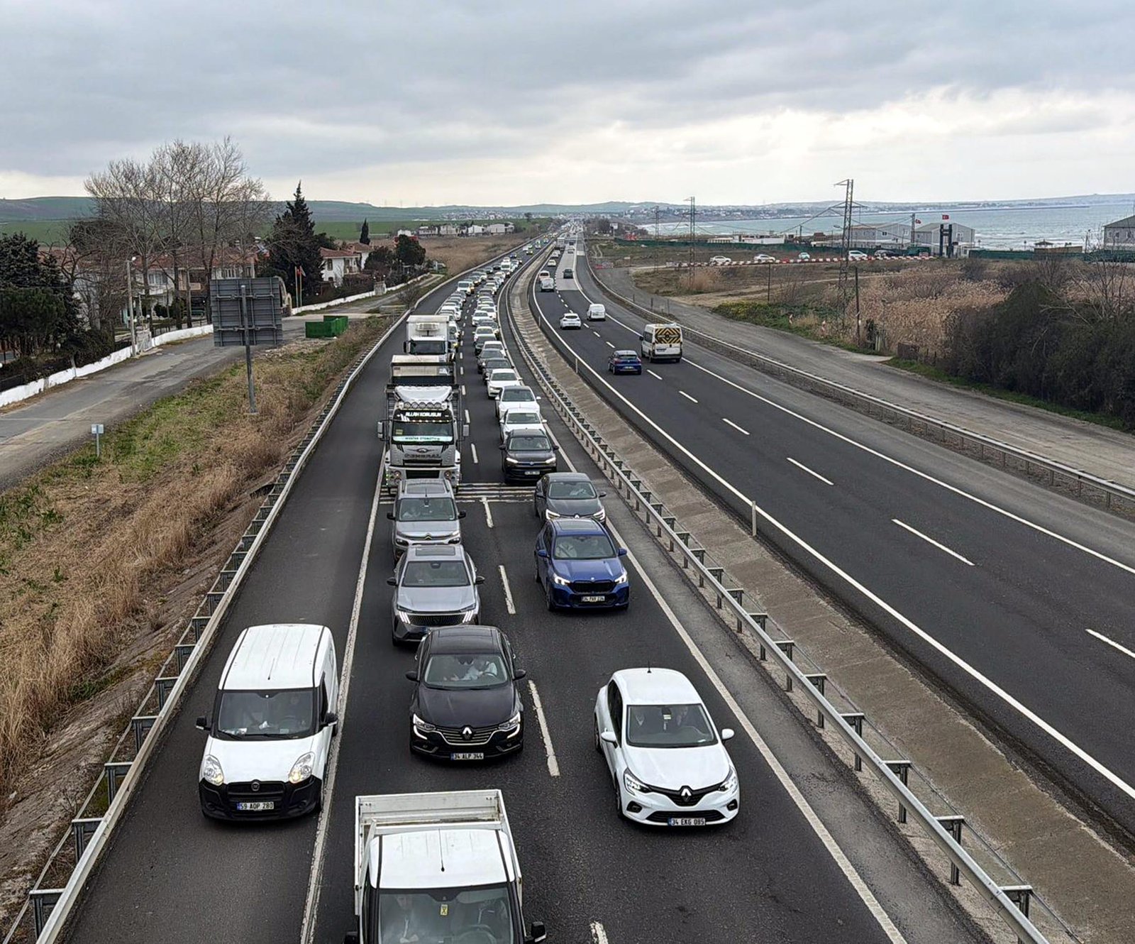 Mehmet YİRUN-Mehmetcan ARSLAN/TEKİRDAĞ, (DHA)-RAMAZAN Bayramı tatili nedeniyle İstanbul-Tekirdağ kara yolunda