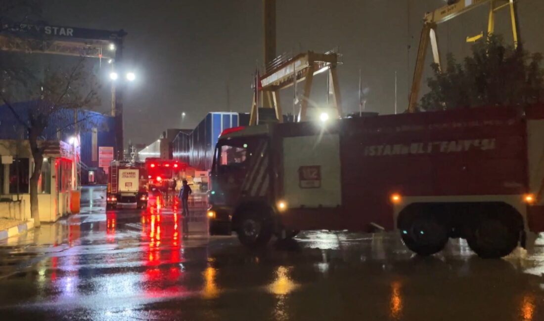 Mehmet Kaan KURT/İSTANBUL, (DHA)- TUZLA'da tersaneler bölgesinde demirli kuru yük
