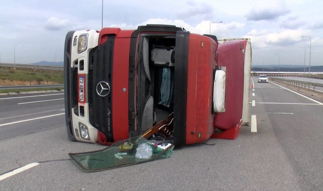 İstanbul- Tuzla’da virajı alamayan TIR devrildi İsa ALMAÇAYIR / İSTANBUL, (DHA)- TUZLA'da şoförünün direksiyon hakimiyetini kaybettiği