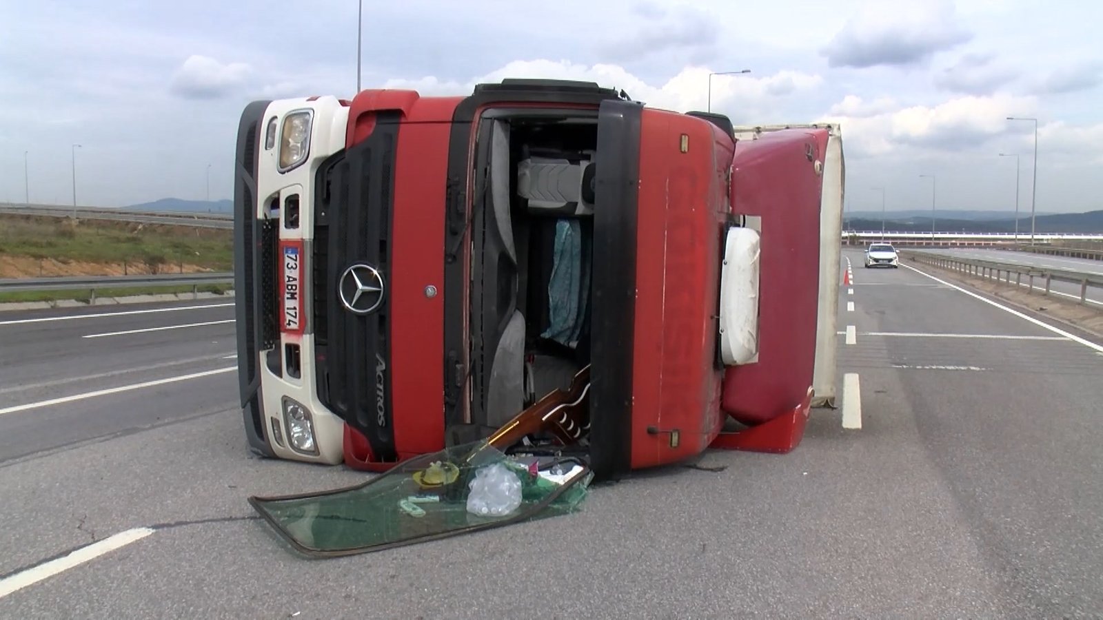 İsa ALMAÇAYIR / İSTANBUL, (DHA)- TUZLA'da şoförünün direksiyon hakimiyetini kaybettiği