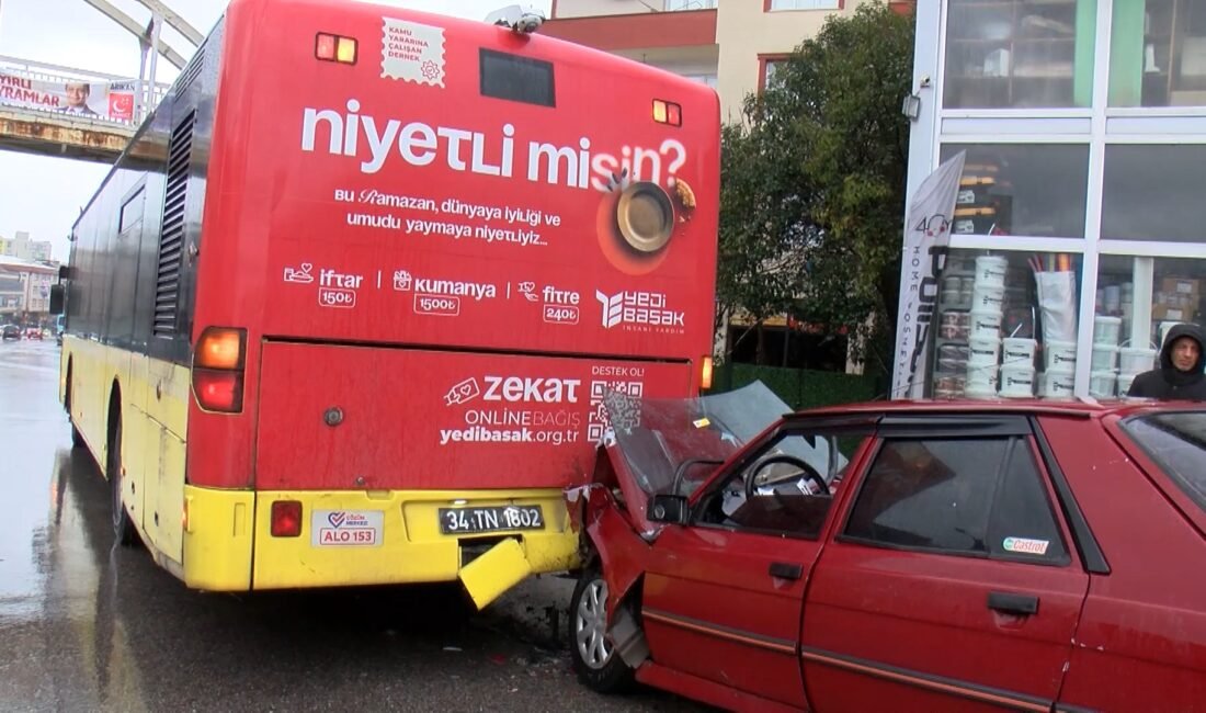 İstanbul – Ümraniye’de İETT otobüsüne çarpan otomobilin sürücüsü yaralandı İsa ALMAÇAYIR/İSTANBUL,(DHA)-ÜMRANİYE'de yağışlı havanın etkisiyle kayganlaşan yolda sürücüsünün direksiyon hakimiyetini