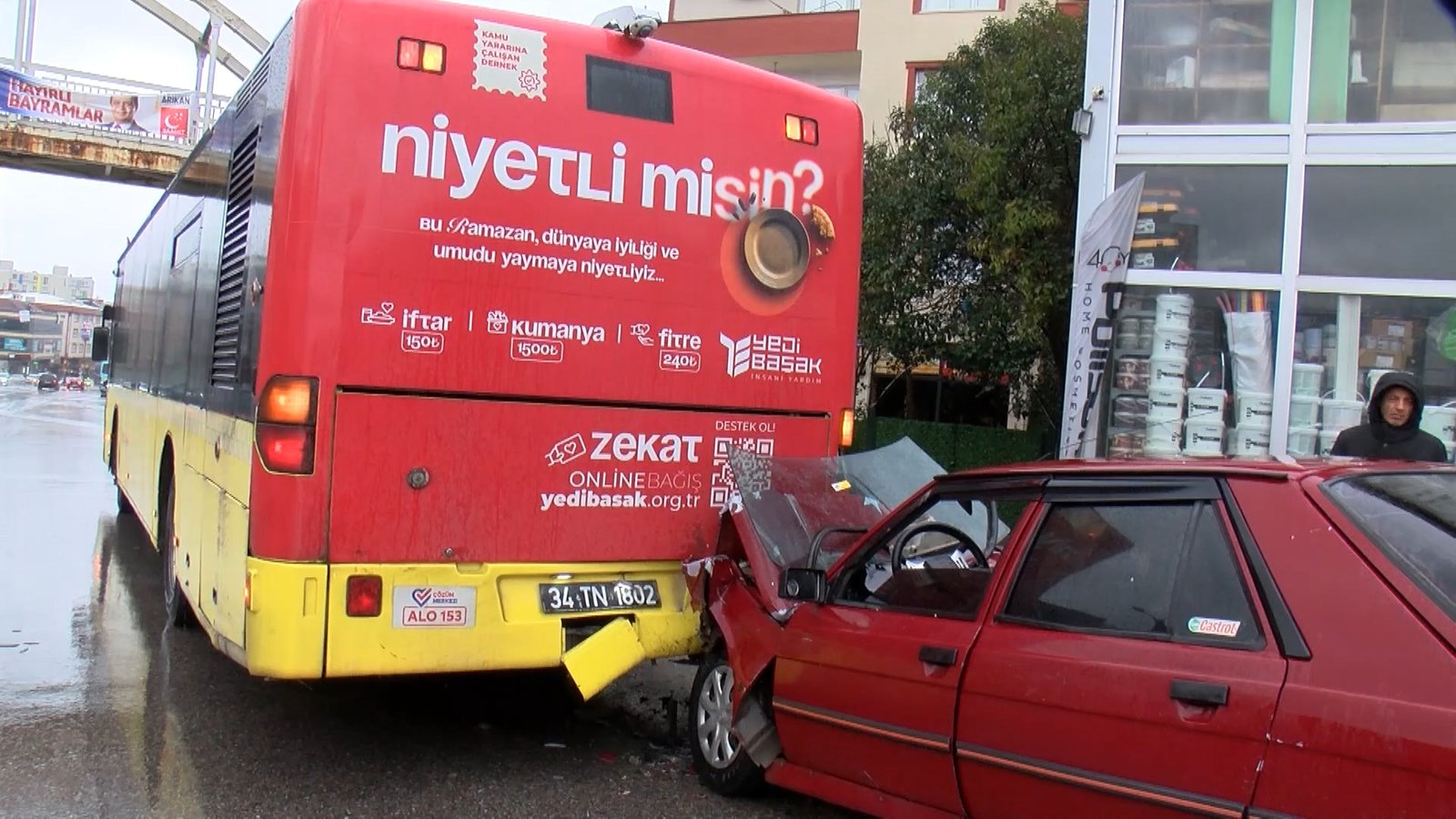 İsa ALMAÇAYIR/İSTANBUL,(DHA)-ÜMRANİYE'de yağışlı havanın etkisiyle kayganlaşan yolda sürücüsünün direksiyon hakimiyetini