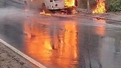 İsa ALMAÇAYIR / İSTANBUL, (DHA)- ÜMRANİYE'de servis minibüsünde yangın çıktı.