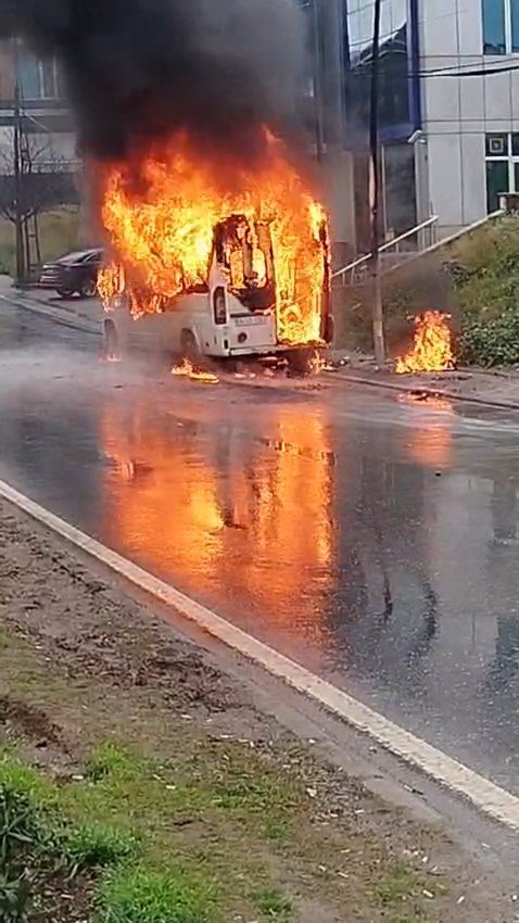 İsa ALMAÇAYIR / İSTANBUL, (DHA)- ÜMRANİYE'de servis minibüsünde yangın çıktı.