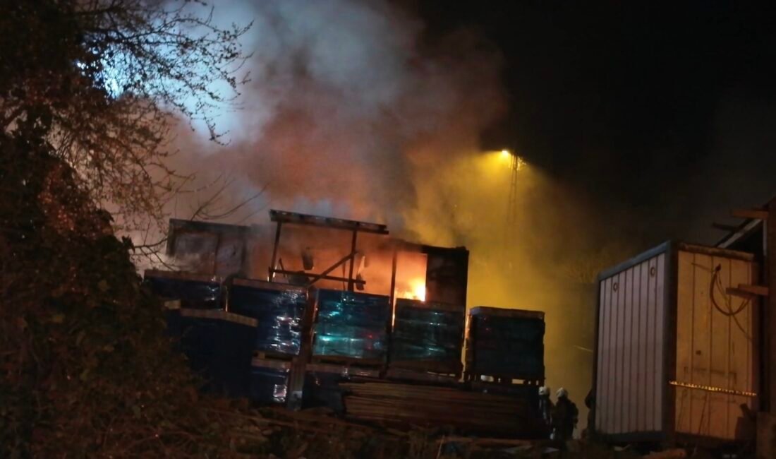 Mert ORDU/İSTANBUL,(DHA)- ÜSKÜDAR'da inşaat alanında bulunan işçi konteynerinde yangın çıktı.