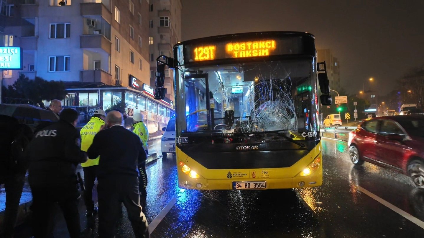 Mert ORDU/İSTANBUL,(DHA)- ÜSKÜDAR'da caddede kırmızı ışıkta yolun karşısına geçmek isteyen