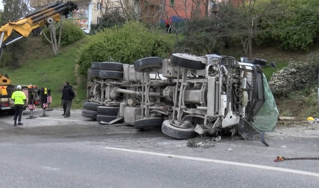 İstanbul – Üsküdar’da lastiği patlayan beton mikseri devrildi; sürücüsü yaralandı Murat SOLAK / İSTANBUL, (DHA) - ÜSKÜDAR Şile Otoyolu’nda lastiği
