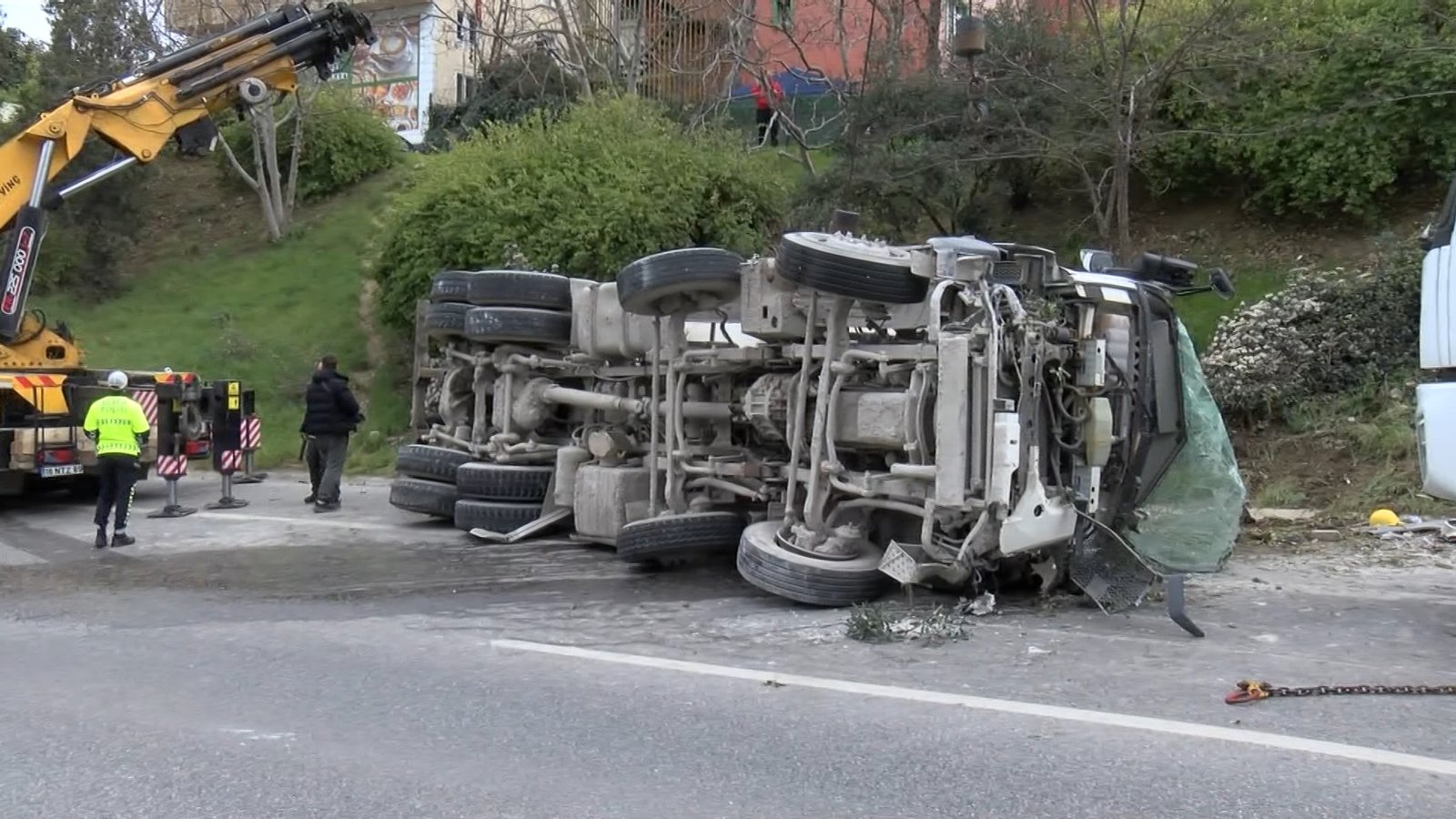 Murat SOLAK / İSTANBUL, (DHA) - ÜSKÜDAR Şile Otoyolu’nda lastiği