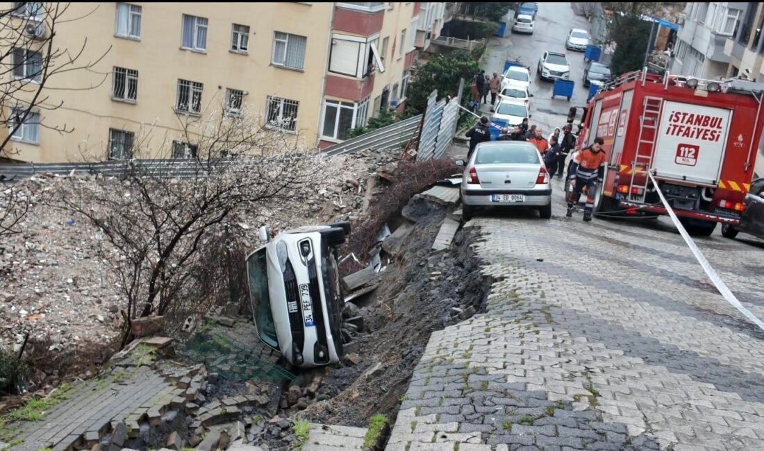 Mert ORDU/İSTANBUL,(DHA)- ÜSKÜDAR'da yağışın ardından yol çöktü, oluşan çukura park
