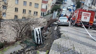 Mert ORDU/İSTANBUL,(DHA)- ÜSKÜDAR'da yağışın ardından yol çöktü, oluşan çukura park