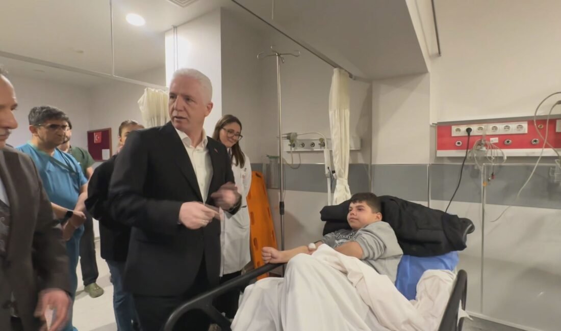 İstanbul – Vali Gül, Fatih’teki çöken binaların enkazından kurtarılan yaralıları ziyaret etti İSTANBUL (DHA)- İSTANBUL Valisi Davut Gül, Fatih'te çöken iki binanın