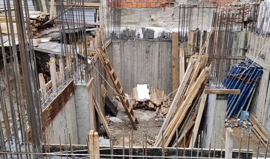 Emre KURT / İSTANBUL, (DHA)- ZEYTİNBURNU'nda bir inşaatta temel kalıp