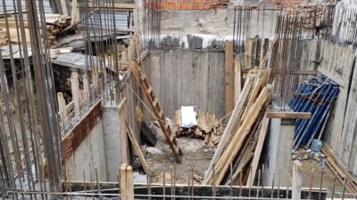 Emre KURT / İSTANBUL, (DHA)- ZEYTİNBURNU'nda bir inşaatta temel kalıp