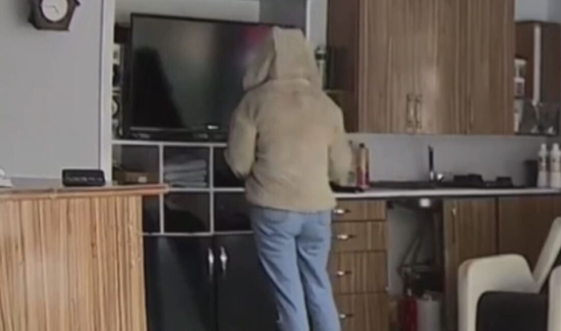 Uğur Samet AVCI/ISTANBUL,(DHA)- ZEYTİNBURNU'nda bir kuaföre gelen kadın şüpheli, içeriden