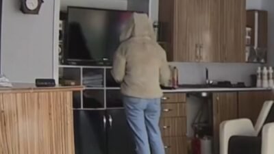 Uğur Samet AVCI/ISTANBUL,(DHA)- ZEYTİNBURNU'nda bir kuaföre gelen kadın şüpheli, içeriden