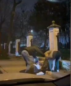 İstanbul – Zeytinburnu’nda sevgilisini sokak ortasında darbetti Vehbi DEMİR / İSTANBUL, (DHA) ZEYTİNBURNU'nda iddiaya göre, bir kişi
