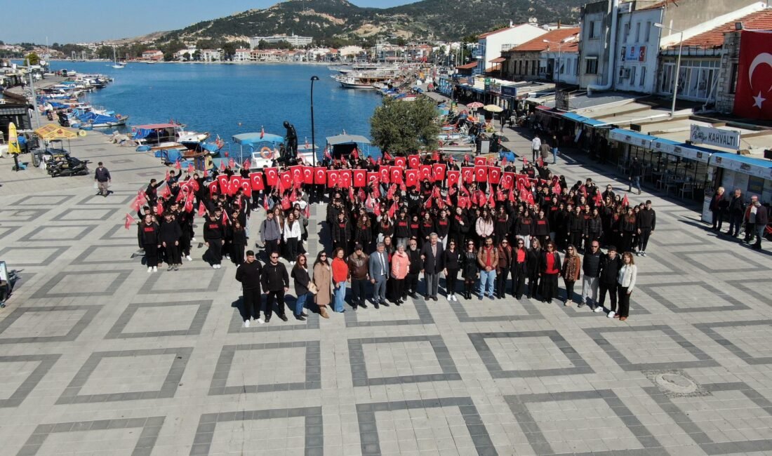 İstiklal Marşı’nın her kıtasını kentin farklı bir noktasında okudular Seyfi GÜL/FOÇA (İzmir), (DHA)-İZMİR'in Foça ilçesindeki Reha Midilli Anadolu Lisesi