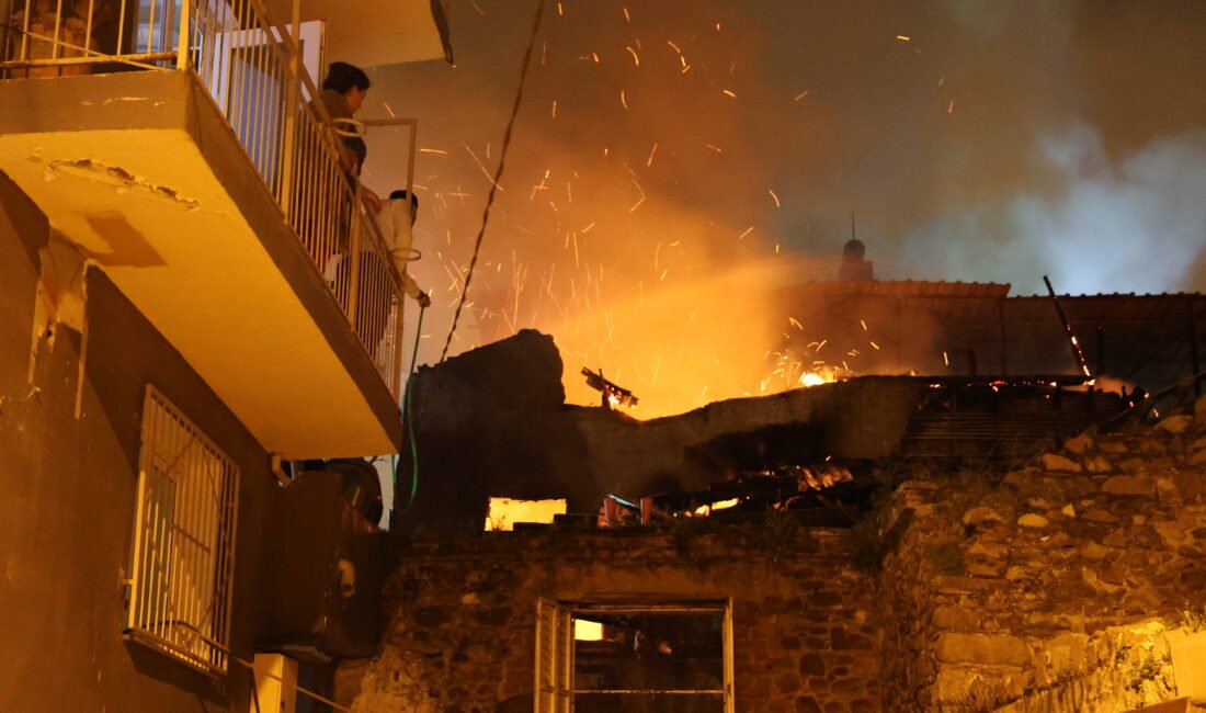 İzmir’de 2 katlı meskende çıkan yangın, bitişikteki meskenlere sıçramadan söndürüldü Mustafa İÇ/ İZMİR, (DHA)- İZMİR’in Konak ilçesinde 2 katlı meskende