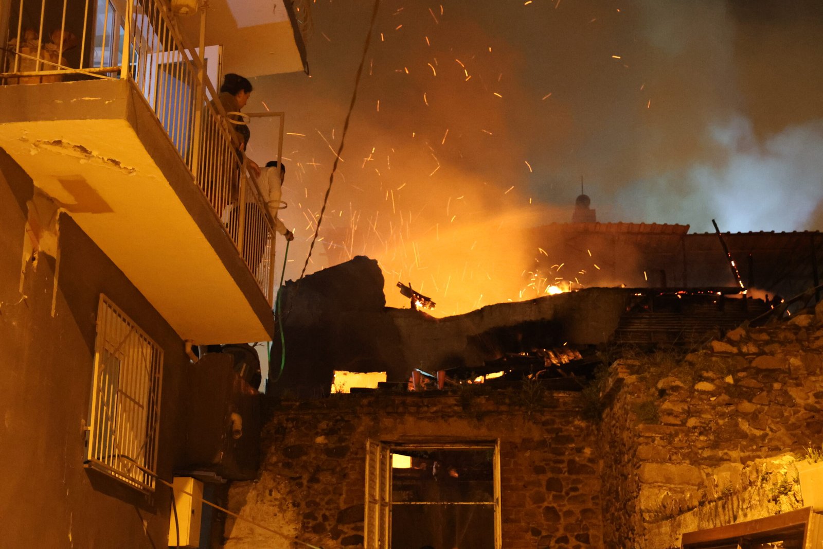 Mustafa İÇ/ İZMİR, (DHA)- İZMİR’in Konak ilçesinde 2 katlı meskende