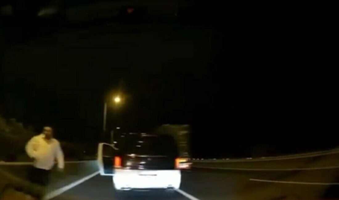 İzmir’de aracının önünü kesip, hücum gayesiyle inen şoföre 380 bin lira ceza Tolga TAHÇI/ İZMİR, (DHA)- İZMİR'de yol verme tartışması nedeniyle minibüsle