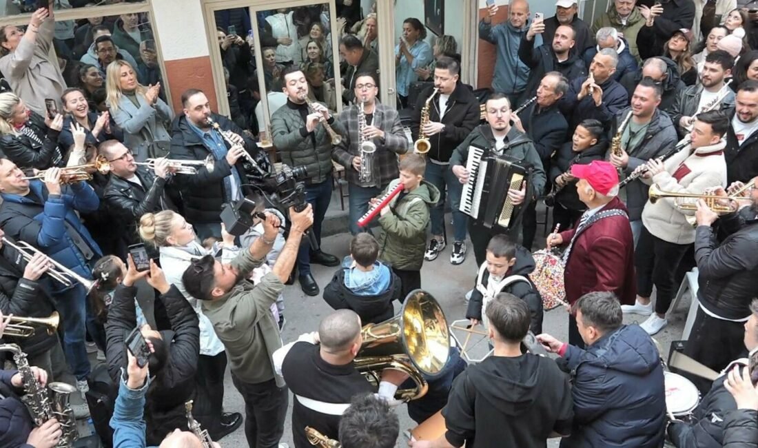 İzmir’de ‘Arife Çalgısı’ geleneği ile bayram coşkusu Yağmur ÖNGÜN/İZMİR, (DHA)- İZMİR Bornova’da Balkan göçmenlerinin her bayram öncesi