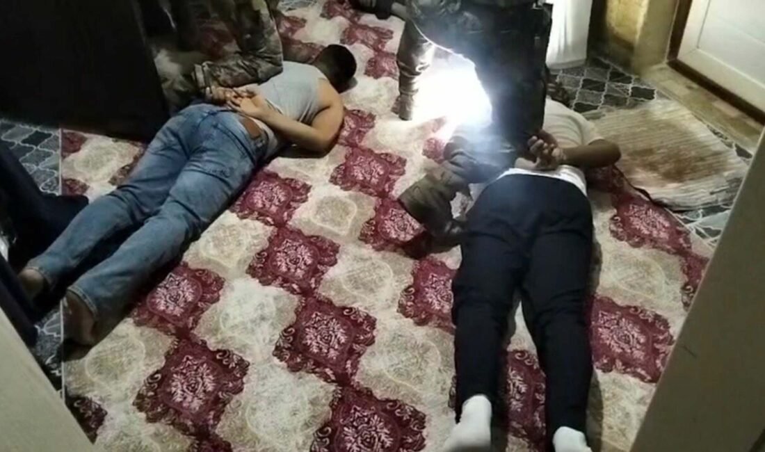 Tolga TAHÇI/ İZMİR, (DHA)- İZMİR’in Menemen ilçesinde bir araca ve