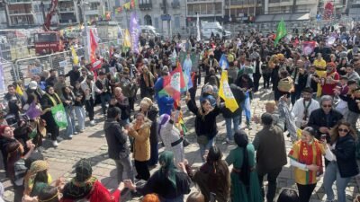 Tolga TAHÇI/İZMİR, (DHA)-İZMİR'de Nevruz Bayramı, Gündoğdu Meydanı'nda düzenlenen etkinlikle kutlandı.