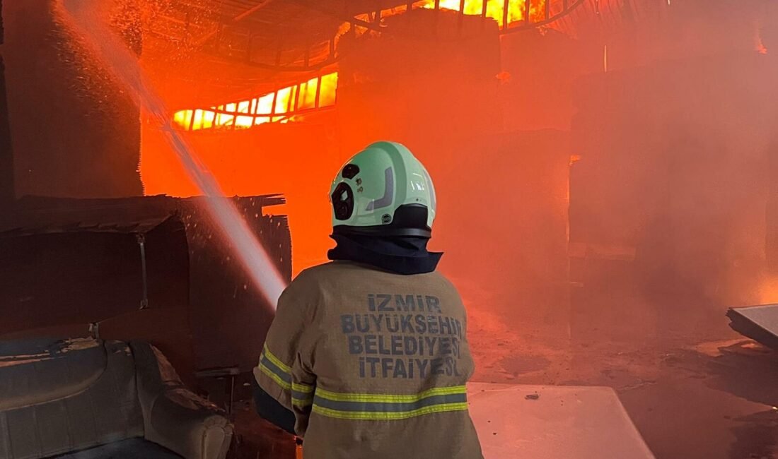 İzmir’de sanayi sitesinde yangın; 7 iş yeri zarar gördü (2) 41 ARAÇ, 100'Ü AŞKIN PERSONELLE YANGINA MÜDAHALE EDİLDİ İZMİR'in Buca