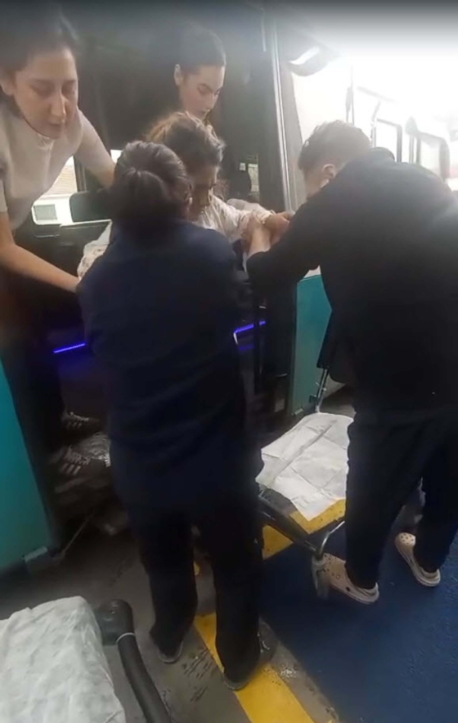 Kadir ÖZEN/İZMİR, (DHA)- İZMİR’in Bornova ilçesinde, şehir içi dolmuşta seyir