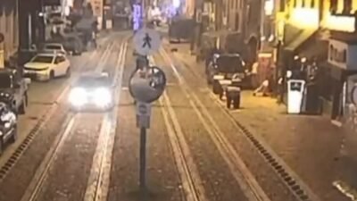 OLAY ANI GÜVENLİK KAMERASINDA Kocaeli'nin İzmit ilçesindeki eğlence mekanına düzenlenen,