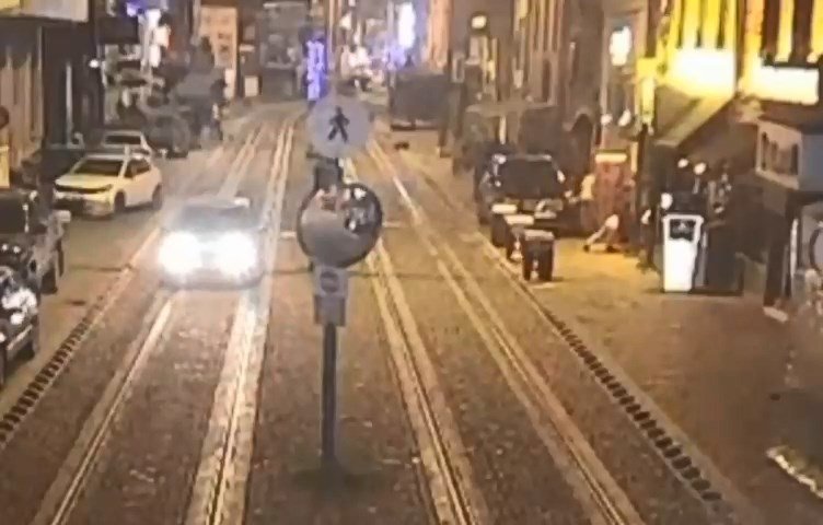 OLAY ANI GÜVENLİK KAMERASINDA Kocaeli'nin İzmit ilçesindeki eğlence mekanına düzenlenen,