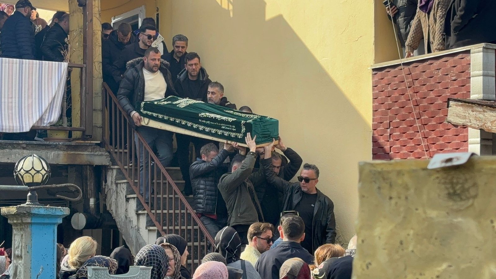 TOPRAĞA VERİLDİ Kocaeli'nin İzmit ilçesindeki eğlence mekanına düzenlenen silahlı saldırıda