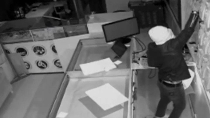 Jandarma peşini bırakmadı, kuyumcu dükkanına giren hırsız yakalandı Ömer ŞULUL/ŞANLIURFA, (DHA)- ŞANLIURFA'nın Bozova ilçesinde girdiği kuyumcu dükkanından hırsızlık