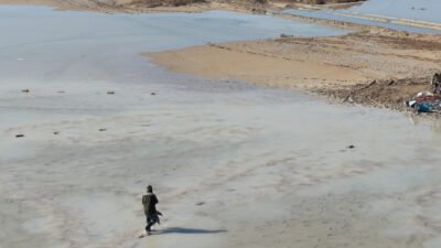 Erkan ALTUNTAŞ/AKSARAY, (DHA)-AKSARAY'da Tuz Gölü’nde kaçak avlanan şüpheliler, baskın yapan