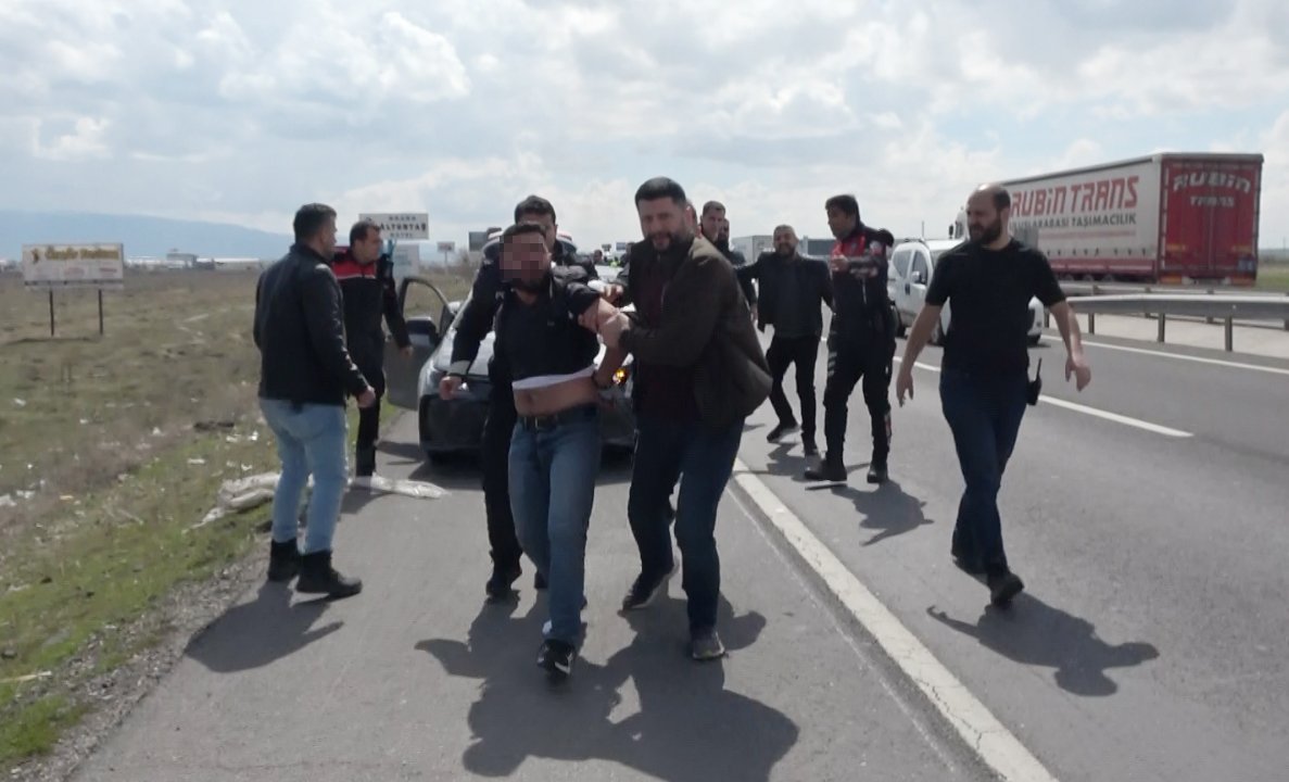 Erkan ALTUNTAŞ/AKSARAY, (DHA)- AKSARAY’da polisin 'Dur' ihtarına uymayıp, otomobiliyle kaçan