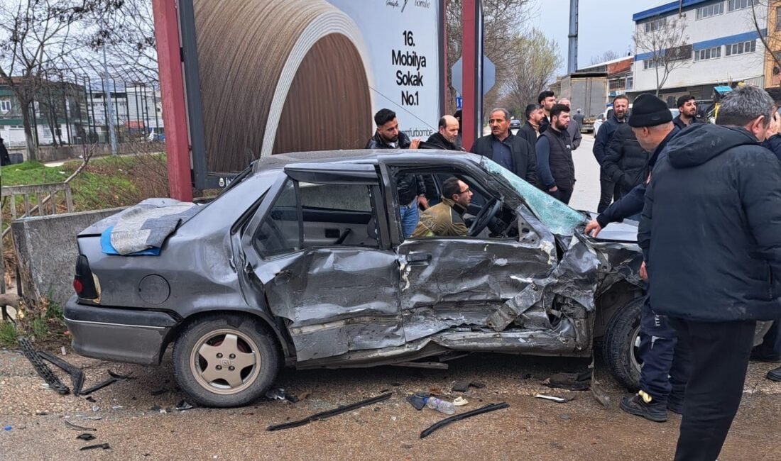 Yavuz YILMAZ/İNEGÖL, (Bursa), (DHA)- BURSA’nın İnegöl ilçesinde, kamyonet ile otomobilin