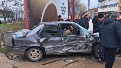Yavuz YILMAZ/İNEGÖL, (Bursa), (DHA)- BURSA’nın İnegöl ilçesinde, kamyonet ile otomobilin