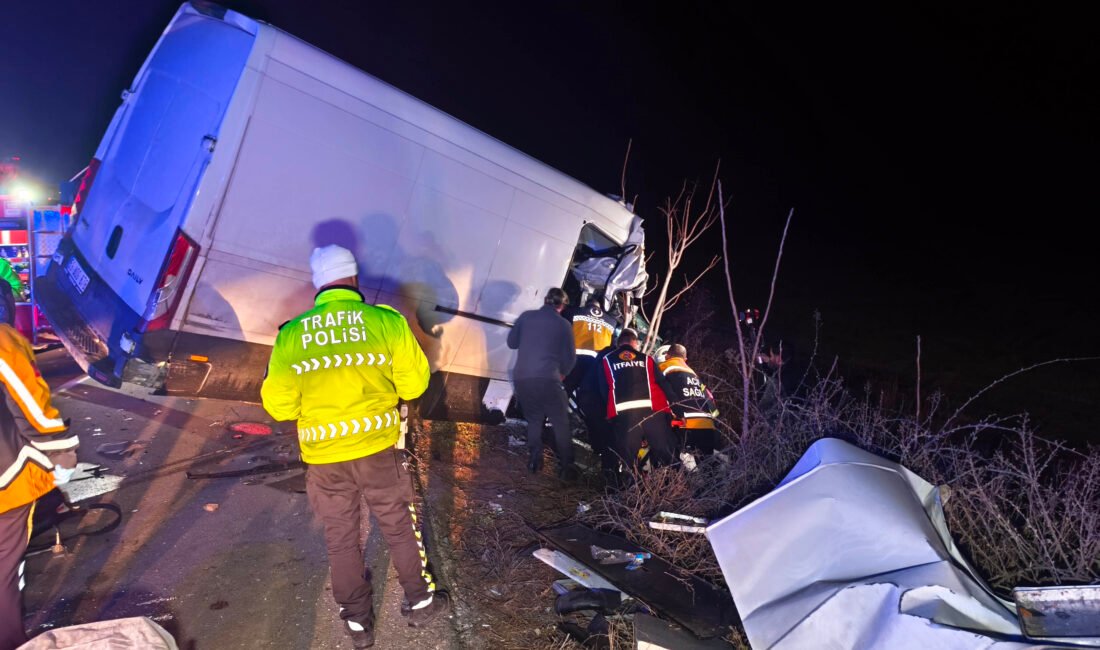 Kamyonet TIR’a arkadan çarptı: 2 ölü, 1 yaralı Ünsal YÜCEL/ KEŞAN(Edirne), (DHA)- EDİRNE’nin Keşan ilçesinde kapalı kasa kamyonetin