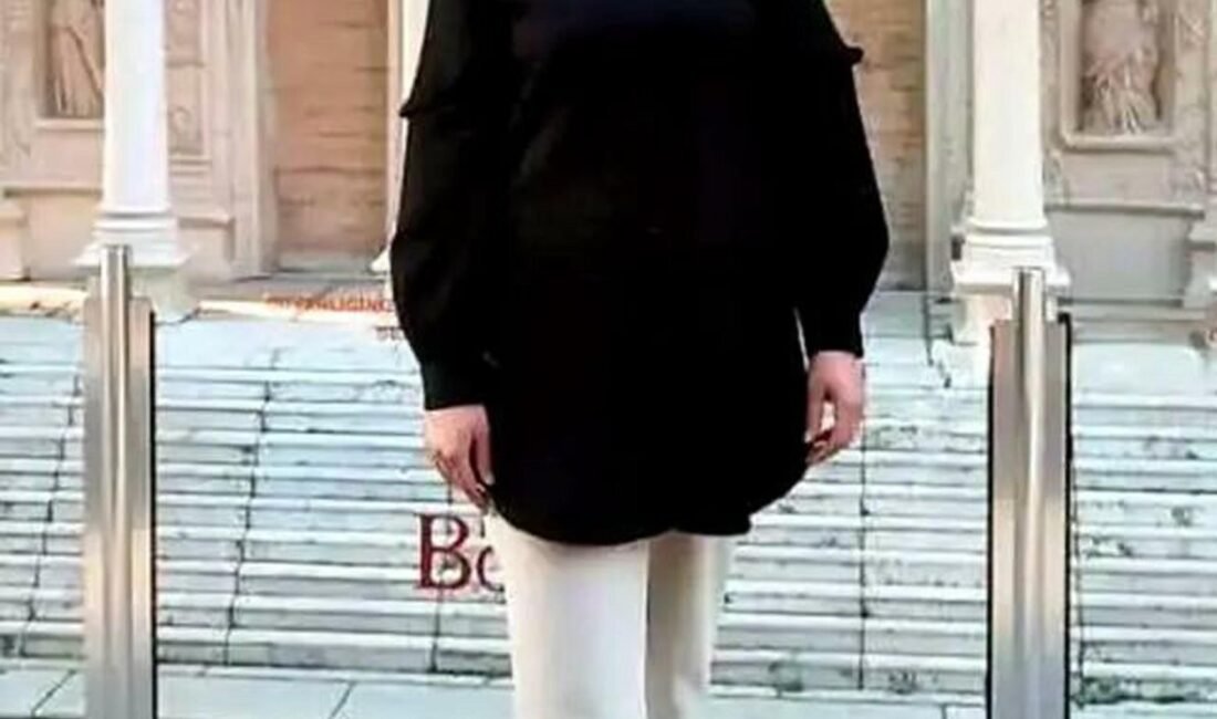Tolga TAHÇI/İZMİR, (DHA)- İZMİR’in Bornova ilçesinde evde kapıya asılı halde
