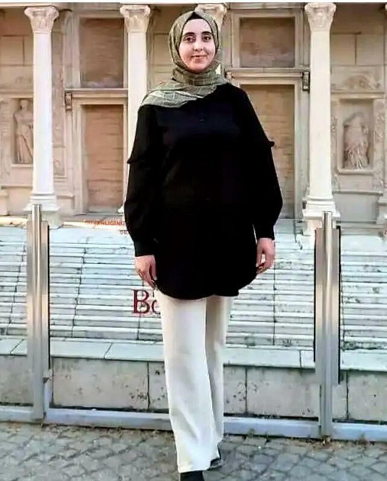 Tolga TAHÇI/İZMİR, (DHA)- İZMİR’in Bornova ilçesinde evde kapıya asılı halde