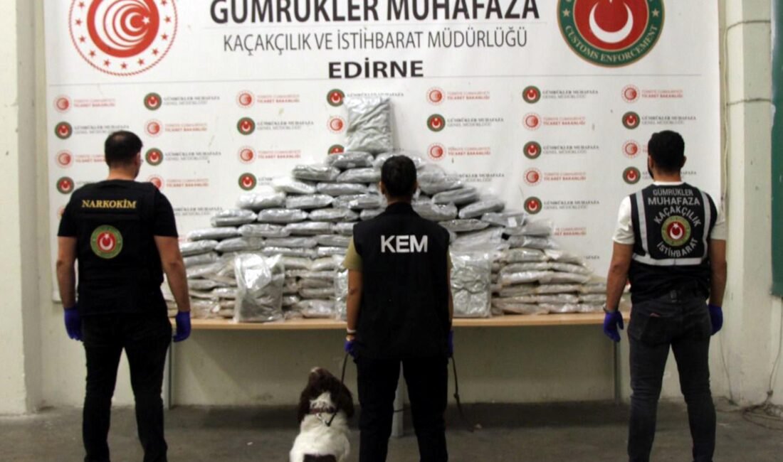 Kapıkule’de 60 kilo esrar ele geçirildi; 5 gözaltı Umut IŞIK/EDİRNE, (DHA)- EDİRNE'den Bulgaristan'a açılan Kapıkule Sınır Kapısı'nda 2