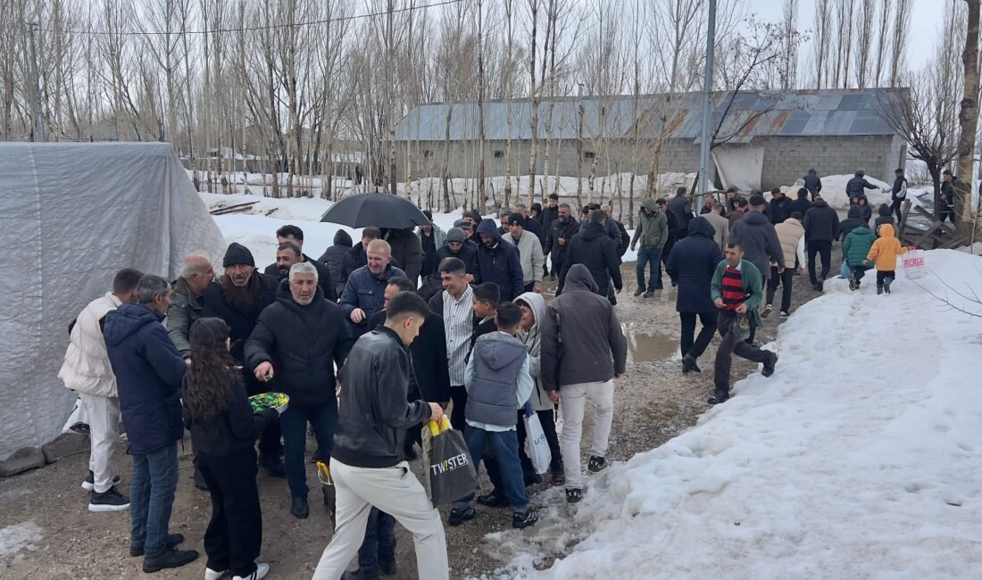 Kar altında asırlık bayramlaşma geleneği; toplu halde kapı kapı dolaştılar Yaşar KAPLAN/YÜKSEKOVA (Hakkari), (DHA)- HAKKARİ'nin Yüksekova ilçesine bağlı Köprücük köyünde