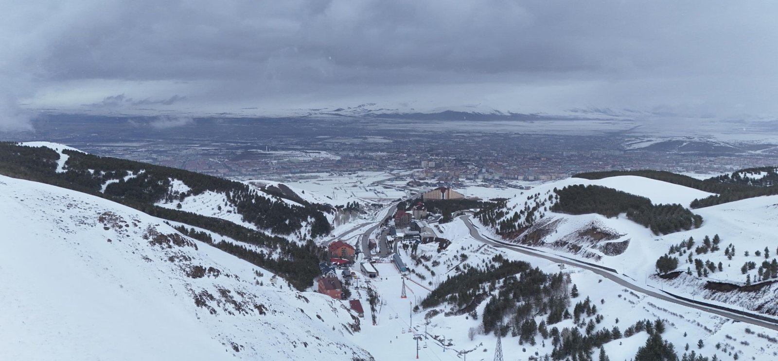 ERZURUM, (DHA)- TÜRKİYE'nin önde gelen kayak merkezlerinden Palandöken'de kayak sezonu,