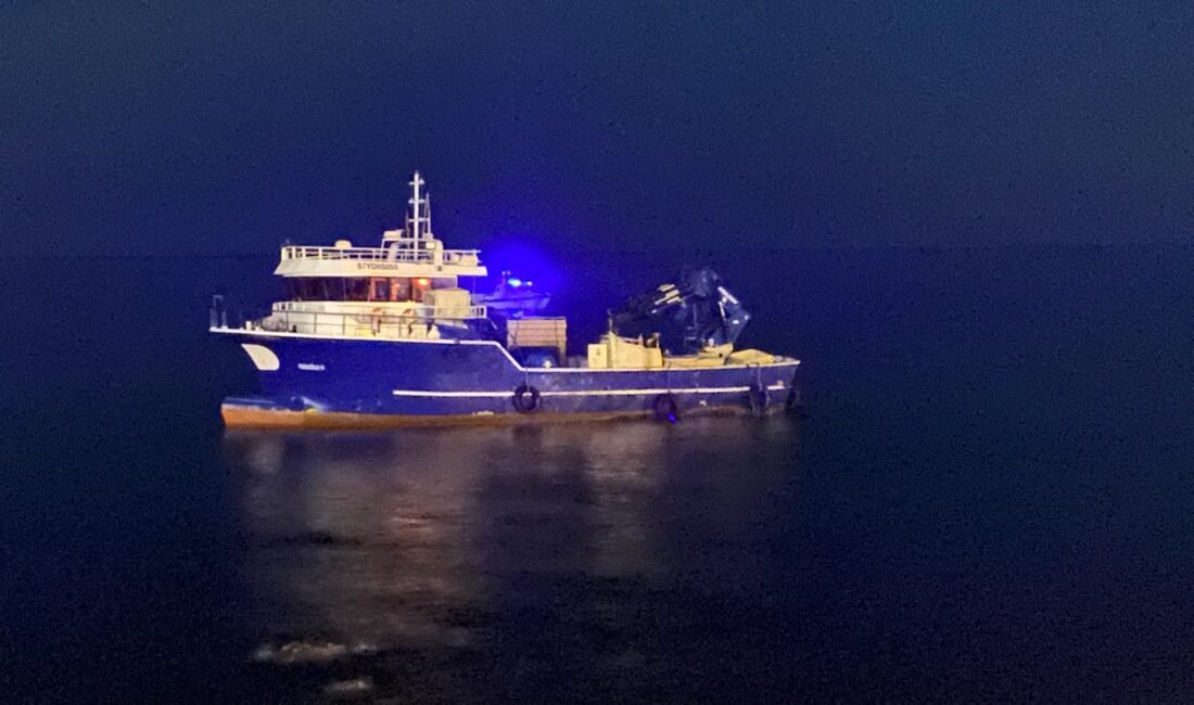 Mehmet Can PEÇE/RİZE, (DHA)- RİZE'de, kayalık alanda karaya oturan balıkçı